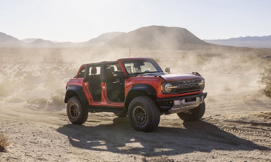 2022-Ford-Bronco-Raptor-Exterior-002-Front-Three-Quarters.jpg