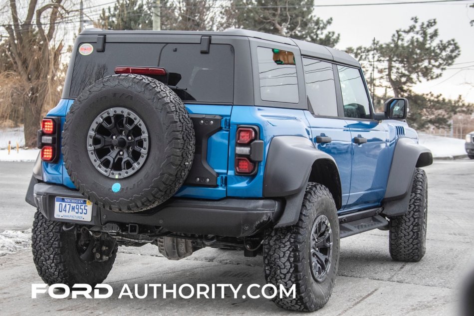 2022-Ford-Bronco-Raptor-Velocity-Blue-Metallic-04.jpg