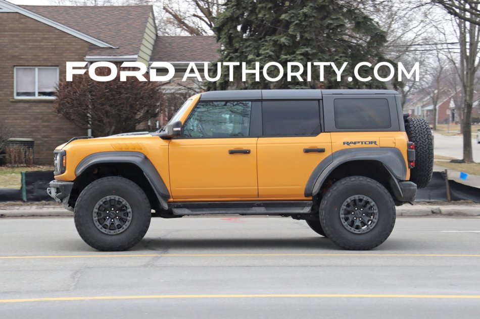 2022-Ford-Bronco-Raptor-Cyber-Orange-Real-World-Photos-Exterior-006.jpg