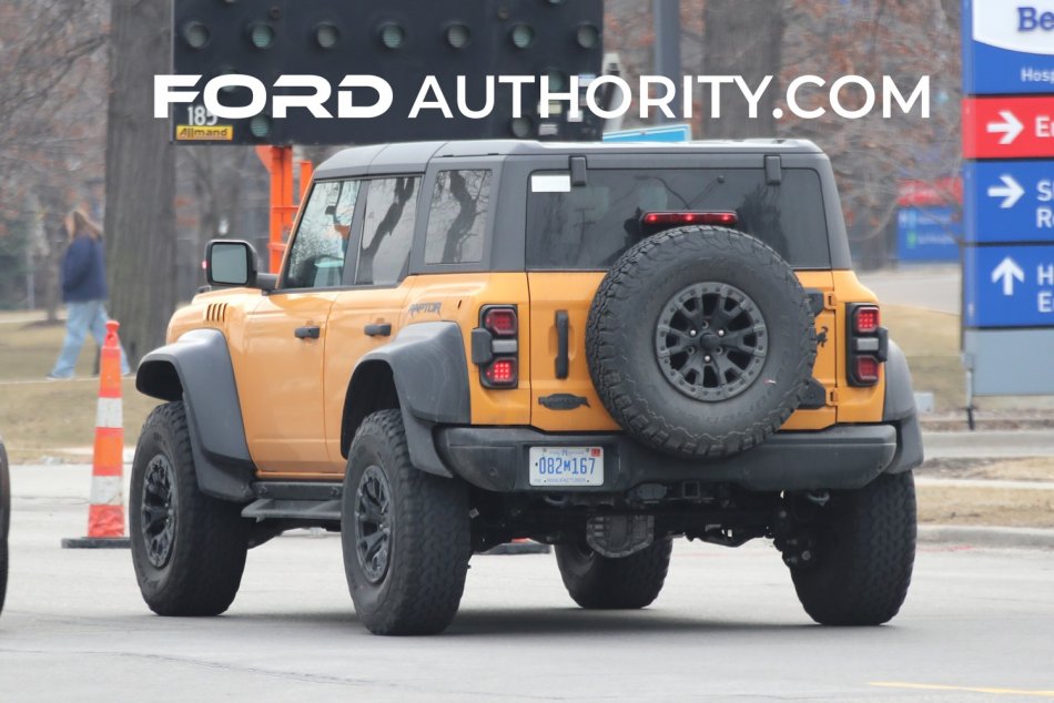 2022-Ford-Bronco-Raptor-Cyber-Orange-Real-World-Photos-Exterior-009.jpg