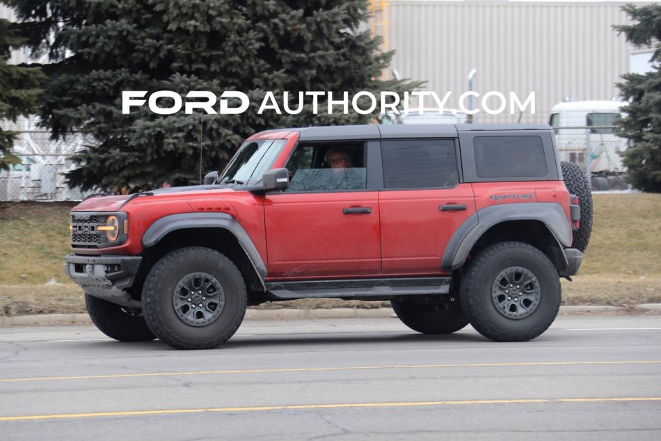 2022-Ford-Bronco-Raptor-Hot-Pepper-Real-World-Photos-Exterior-004.jpg