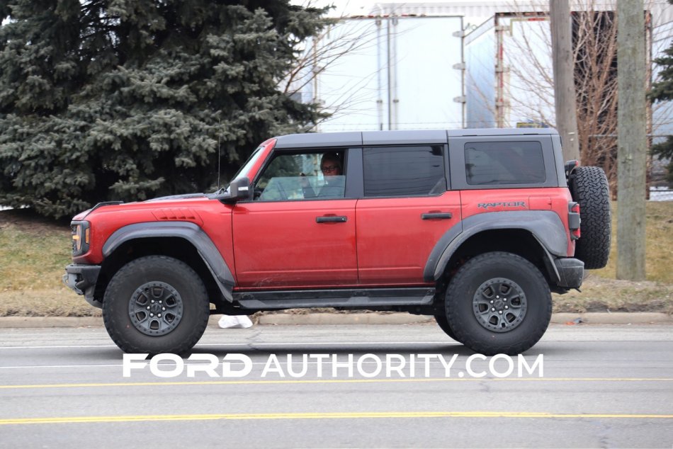 2022-Ford-Bronco-Raptor-Hot-Pepper-Real-World-Photos-Exterior-005.jpg