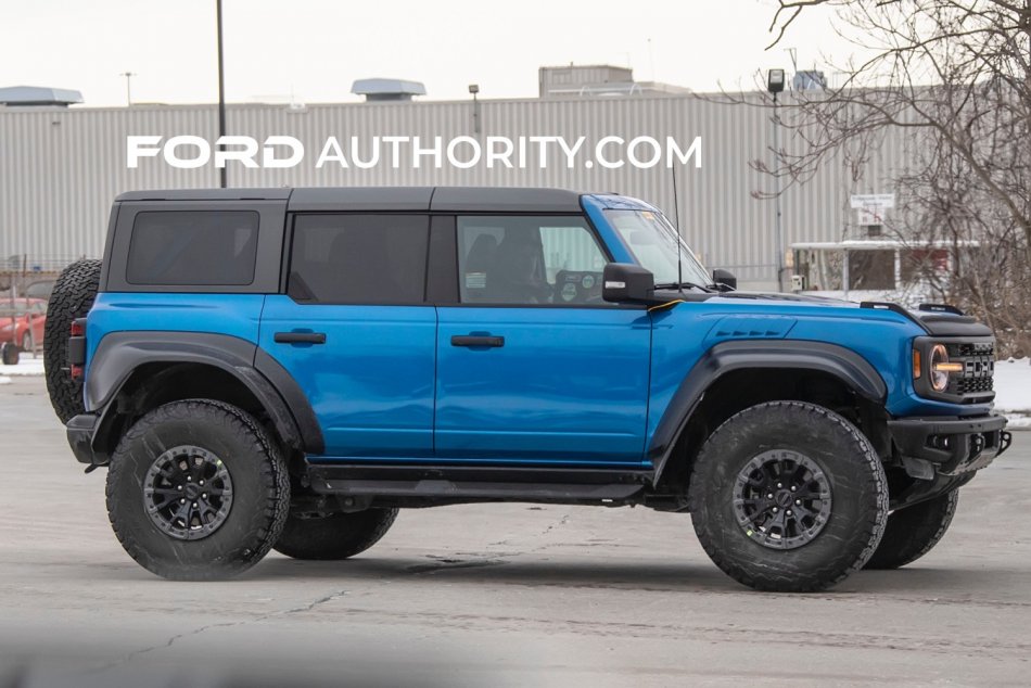 2022-Ford-Bronco-Raptor-Velocity-Blue-Metallic-02.jpg