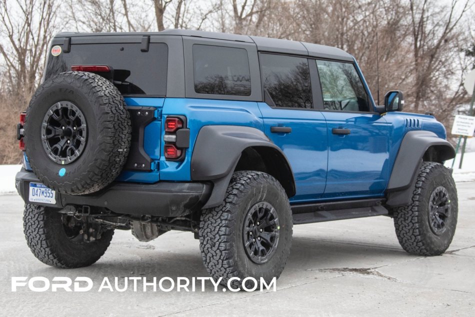 2022-Ford-Bronco-Raptor-Velocity-Blue-Metallic-03.jpg