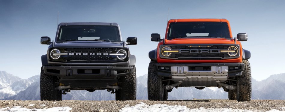 2022Ford Bronco Raptor Wildtrak Front.jpg