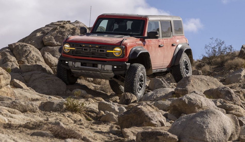 Offroad Bronco Raptor on rocks.jpg